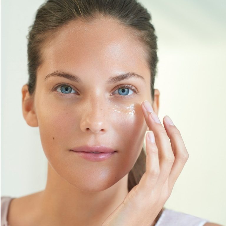 Moisturizers VS Serums: What Makes Them Different?
