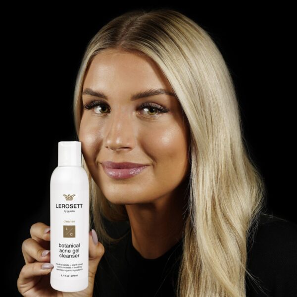 LEROSETT® This botanically-based oil-free gel cleanser gently & effectively clears acne, oily skin, pimples & blackheads with 2% natural salicylic acid & 60% organic aloe vera. It reduces swelling & irritation, refreshes even sensitive skin, & moisturizes without clogging pores or over dying the skin.